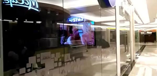  Putas Viendo Porno en el Oakland Mall Guatemala.MP4